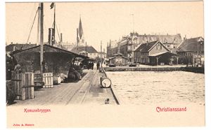 KOMMUNEBRYGGEN, CHRISTIANSSAND (John A. Hamre). Flott ubrukt kort med udelt bakside