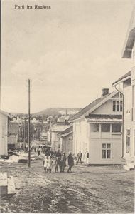 Raufoss, parti fra (UB småf.) Gatemotiv med barn mm.