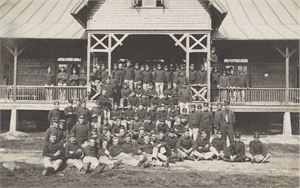 Militær Fotokort fra Kristiansand, med militære oppstilt ved kasserne.  St. Kristiansand 1910