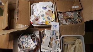 Kasse med klipp og vaska merker, Norge, Sverige og andre land. Tusenvis. Vekt 3,9 kilo