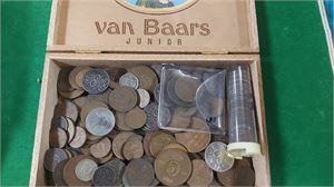 SVERIGE liten cigarrask med diverse mynt, bland annat en del 40% silvermynt (vikt 65gr)