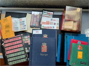 Kasse med dublettbøker, et par glisne samlinger i Davo album og en del plansjer. Mulig å finne noe bedre her. Fra dødsbo, vekt 9,63 kilo