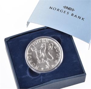 Sølv 100 kr 2001, «Nobels fredspris 100 år». 33,6 gram .925 sølv. Kv. 0, i kapsel