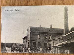 Duabu, Fiskum Meieri, fint kort med barn og arbeidere utenfor   (No 6161) UB småf.