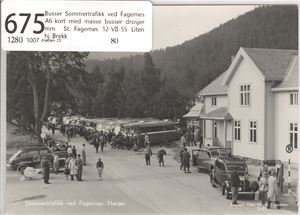 Busser Sommertrafikk ved Fagernes A6-kort med masse busser drosjer mm.   St. Fagernes 12-VII-55 Liten hj. Brekk