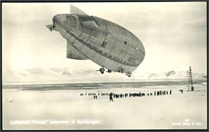 Med flyvemaskin og luftskib til Polen. A complete set of 10 postcards, including the original envelope.