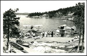 Ingierstrand Bad. Fotokort med 2 sjøfly i motivet. Brukt i 1935. Ørliten hjørnebrekk. K-2
