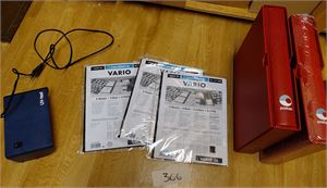 REKVISITA 2 Postens røde permer (1 ubrukt) med kassetter, diverse ark som hører til og UV-lampe som virker. Vekt 5,1 kilo