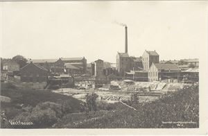 Vestfossen. Flott fabrikkmotiv (Haraldsens Kunstforlag, Kr.a.)  Frankert med 3-stripe NK 117.  stemplet Sørlandsbanen C. -23