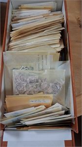 ENGLAND kartotekslåda med märken i pergamynkuvert och på kort, Victoria-modernt.