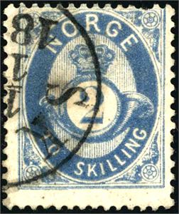17 b. 2 skilling posthorn i prøysisk blå farge, stemplet "Skien". En manglende tagg oppe, samt en tynn flekk.
