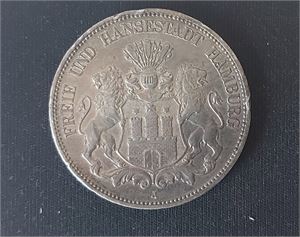 TYSKA STATER, HAMBURG 5 Mark 1913, stort silvermynt. Kantskada, mörk patina. 27.7 gr, 0.900 (Kv. 1/1+)