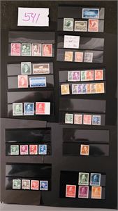 Postfriske og stemplede merker oppsatt for salg på små plansjer inkl store Olav kronemerker 1957