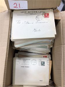 Brevlot i eske med ca 1800 brev, alle C6, Mest 30 og 40-tallet.  Ser spennende ut