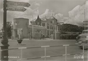 Postkort jernbane KRISTIANSAND S med stasjon (VA) A6 s/h (Oppi 227) ubrukt