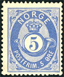 35. 5 øre skravert Posthorn 1879. Et letthengslet merke. Et par halve tagger nede.