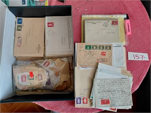 BREV-TJENESTEMERKER Skoeske med diverse brev og noe klipp. Vekt 1,8 kilo