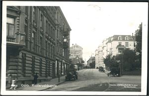 Frogner, Briskebyen, Majorstua og Skillebekk. Drøyt 70 postkort, nær alle i småformat. Et par dubletter er inkludert.