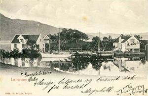 M&R Larsnæs (Svanøe 77655). Udelt bakside, småf. s/hv. Stpl. Larsnes 15-VII-06. Pen kvalitet.