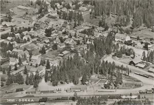 Postkort jernbane DOKKA med stasjonen (OP) A6 s/h (Widerøe 24162), brukt 1953