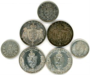 Fire stk 2 kroner (2 stk 1906 og 2 stk Mor Norge), 1 krone 1910 og to 50 ører fra hhv. 1891 og 1918. VK
