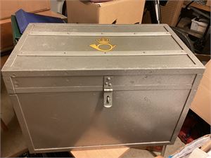 Posten Feltpostarkiv, ett stort reiseskrin i metall, med komplett innhold (ex. Poststempel).