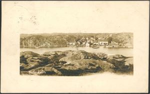 Lillesand, Ny Hellesund, Høgvåg etc. Ca 190 postkort i album, hvorav 87 i småformat.