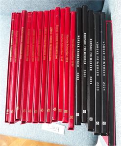 POSTENS ÅRBØKER  1988-2004 . Kostpris 5347 kroner. (Noen kassetter ødelagt). I tillegg Postens OL-bok 1994. Vekt 13,7 kilo