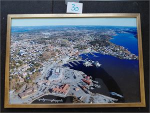 FLYFOTO GRIMSTAD 47x31cm. Ferdig innrammet. Har kostet 200 kroner iflg lapp på baksiden