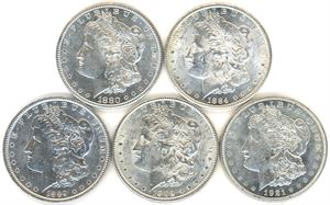 Fem stk Amerikanske sølvdollar i eske fra Samlerhuset. 1880 S, 1884 CC, 1889, 1902 O og 1921 D.