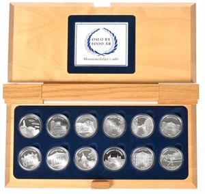 OSLO BY 1000 ÅR. Samling med 12 stk. sølvmedaljer i kapsler med forskjellige motiver fra Oslo, kvalitet proof. Hver medalje er 20 gram .999 sølv. (Totalt; 240 gram rent sølv)