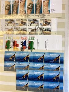 Åland, 2 instikkbøker med merker, Hefter og minark.  Høy kostpris her!