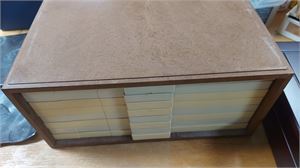 SVERIGE Lembit-skåp med åtta bricklådor med svenska silvermynt (ren silver ca 200gr) samt en del oädla.