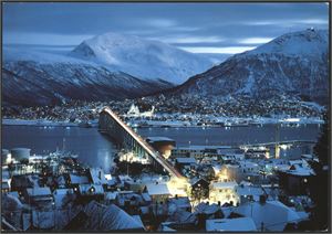 Over 1000 norske postkort i storformat farger, nær alle er stedskort. Over halvparten er fra Nord-Norge.