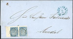 1. 4 skilling våpen 1855 i horisontalt par på dobbeltvektig brevomslag, anert med riststempel og ved siden stemplet "Tvedestrand 13.11.1855". Del av arkrand i venstre side, god marg oppe, de to øvrige er smale og til dels tangerende. Pos. C 31/32.