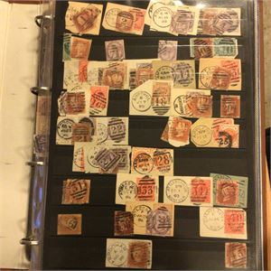 England Album med nummerstempler på dronningmerker på merker og klipp.