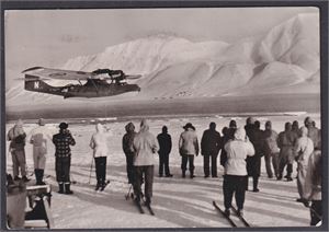 Postflyet på Svalbard  "Fra Longyerbyen under postslipping"  S/H storf. (Gröndal, Spitsbergen)  Datert Longy. 30/8-56, Stemplet TMS "Hjelp oss å hjelpe" BODØ 3-9-1956.   Artig sak