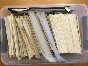 FØRSTEFLYVNINGER Masse brev i plastboks. Oppgitt: Vesentlig etter 1960, vekt 3 kilo