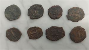 BYZANTISKA RIKET, parti åtta st folles från den tidiga perioden