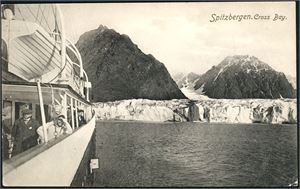 Svalbard/Spitsbergen. Nearly 130 postcards in an album. 77 are in the small size.