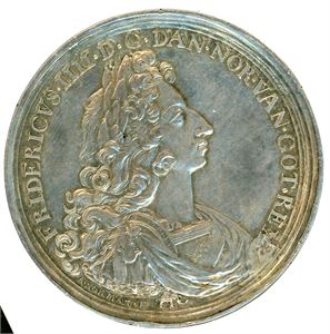 Frederik IV, Kongens fødselsdag 1702. Andreas Norman. Sølv. 48mm. Galster 288. 01