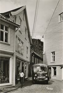 Postkort kjøretøyer MANDAL sentrum med "Bybussen" K-1693 Sørlandsruta (VA) A6 s/h (Mittet 54) ubrukt