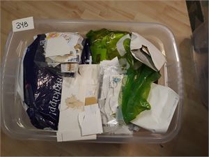 Diger plastkasse med tusenvis av  merker. Ikke sjekket til bånns, men ser ut til å være mye klipp. Vekt 11,3 kilo