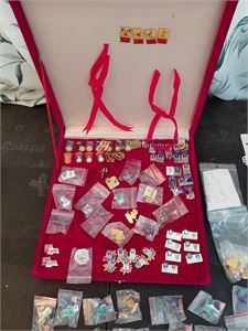 PINS Foret eske med masse OL Lillehammer. Ser ikke ut til å være flagg, men kommuner, julekurver og sponsorpins. Det ligger med ei liste, vi har ikke sjekket om innhold stemmer med den