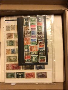 Bosnia Herzegowina Lot med gamle albumsider, instikkskort mm. I eske.  Funnmuligheter!