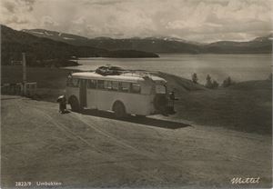 Postkort kjøretøyer UMBUKTEN med buss (NO) A6 s/h (Mittet 2823-9) svensk st. Umfors 22.8.53 til England