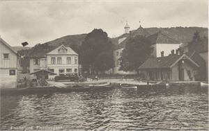 Flekkefjord. Fiskebryggen (Horjen, 35)  Flott motiv med rutebuss "Kvinnesdal - Flekkefjord" . Stemplet Flekkefjord 1939.