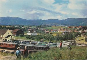 Jernbane BØ I TELEMARK stasjon (TE), med tog og busser, A6 farge (Normann H-11-5), stemplet Bø i Telemark 1972.