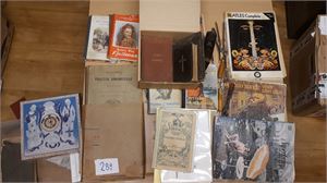 DIVERSE Kasse inkl bøker, noter, gamle samlebøker og bibel, 2 nøtteknekkere, glansbilder, veggur  etc. Vekt 12,4 kilo