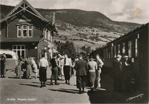 RINGEBU stasjon, med tog og buss